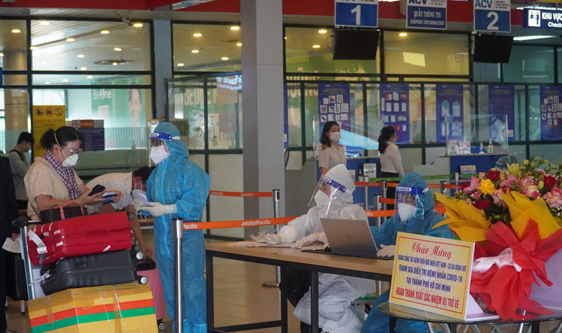 CDC Quảng Bình kiểm soát chặt chẽ thông tin dịch tễ đối với hành khách xuống sân bay Đồng Hới. 