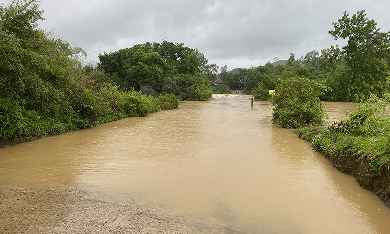 Một tuyến đường bị ngập lụt, chia cắt tại huyện Tuyên Hóa.