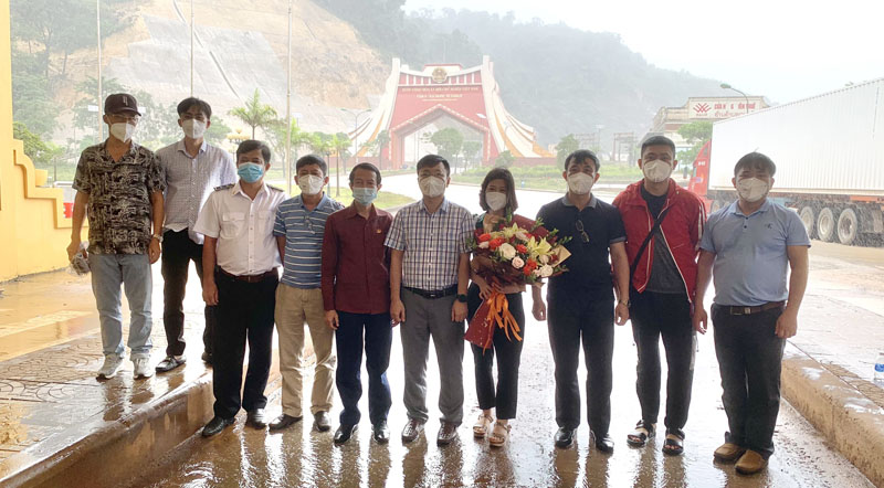 Đại diện tỉnh Khăm Muộn tặng hoa chào đón đoàn công tác của tỉnh Quảng Bình tại Cửa khẩu quốc tế Cha Lo.