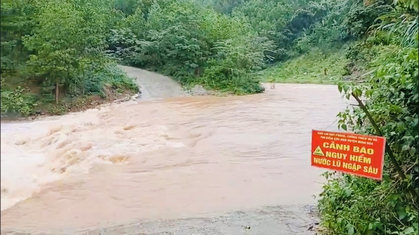 Chính quyền các xã trên địa bàn huyện Minh Hóa cắm biển nghiêm cấm người dân qua lại tại những nơi ngập sâu.