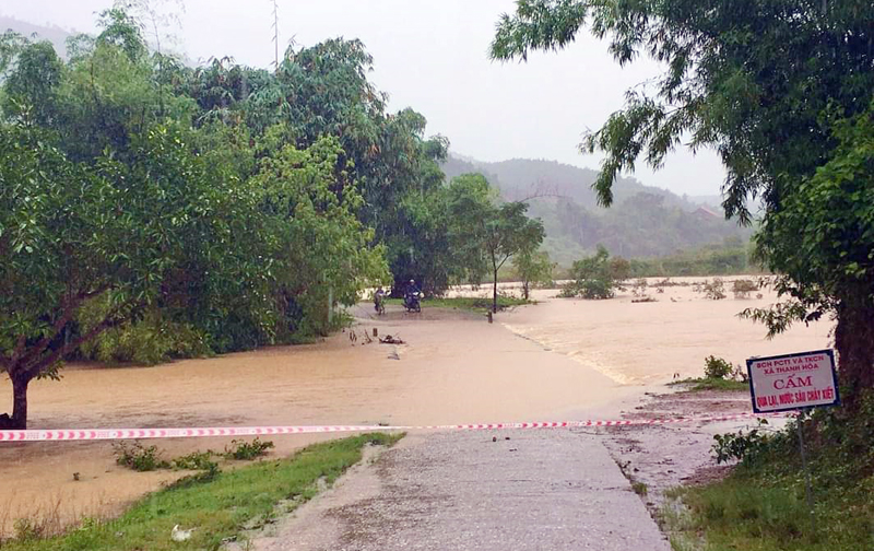Chính quyền các địa phương đã gắn biển cấm người và các phương tiện qua các điểm bị ngập. 