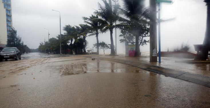 Mưa to, gió lớn trong những ngày gần đây đã khiến cát biển tràn vào vùi lấp một số đoạn đường Trương Pháp, thành phố Đồng Hới.