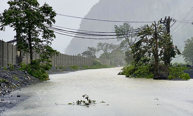 Tuyến đường vào bản Khe Dây, xã Trường Xuân (Quảng Ninh) bị mưa lũ chia cắt.