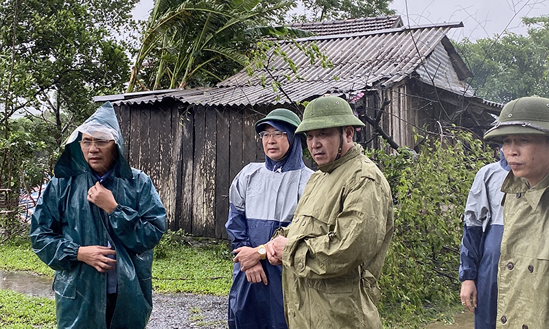 Đồng chí Phó Chủ tịch Thường trực UBND tỉnh Đoàn Ngọc Lâm kiểm tra công tác phòng, chống lụt bão tại xã  trấn Phong Nha (Bố Trạch).