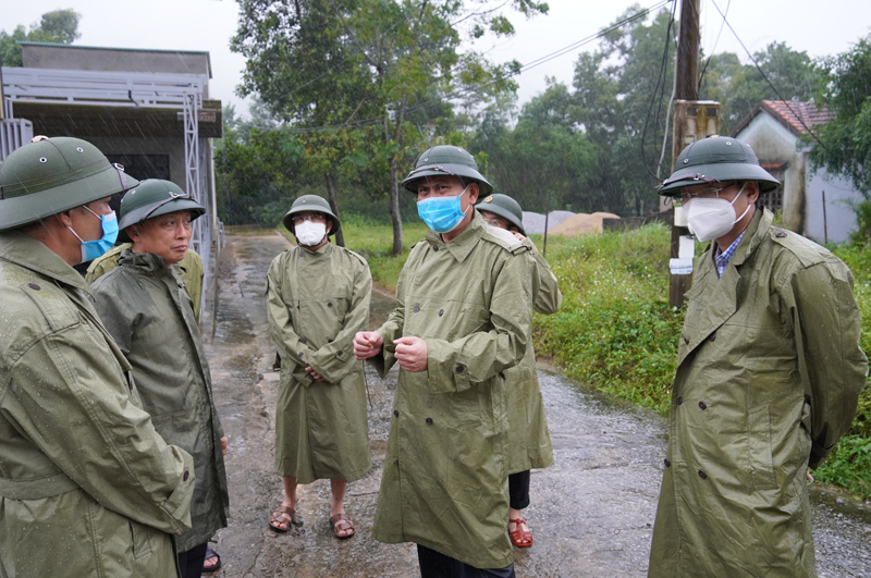  Đồng chí Chủ tịch UBND tỉnh Trần Thắng lưu ý với lãnh đạo UBND huyện Minh Hóa một số vấn đề trong công tác phòng chống lũ lụt.