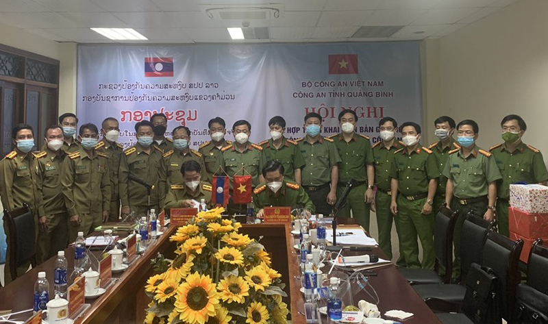 Đại diện lãnh đạo Công an tỉnh Quảng Bình và Khăm Muộn (Lào) ký kết biên bản làm việc.