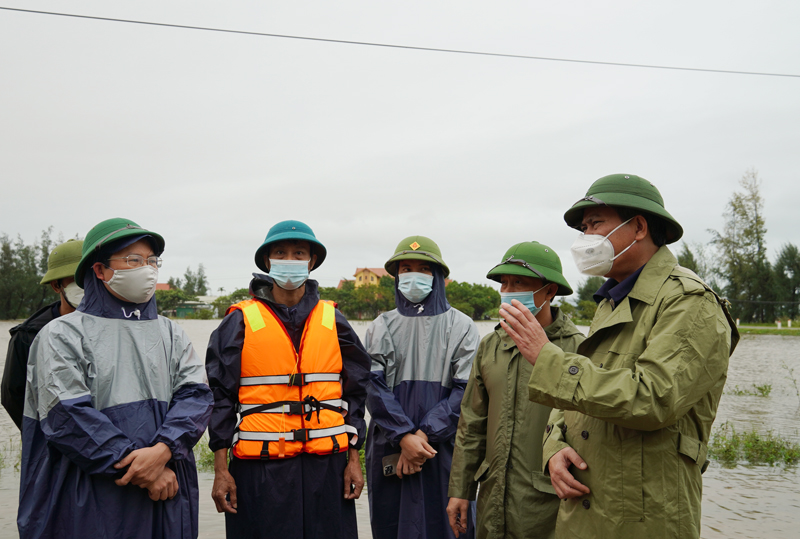 Đồng chí Chủ tịch UBND tỉnh Trần Thắng kiểm tra tình hình lũ lụt tại xã Tân Ninh, huyện Quảng Ninh