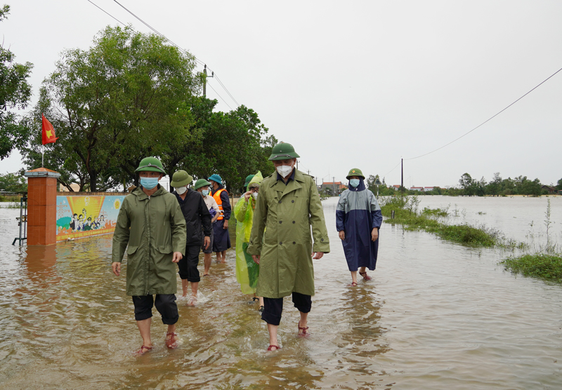 Nhiều tuyến đường trên địa bàn các xã vùng giữa huyện Quảng Ninh đã bị ngập, chia cắt.