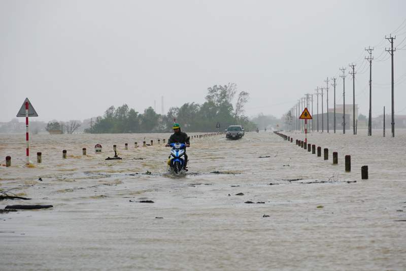 Đồng chí Chủ tịch UBND tỉnh Trần Thắng chỉ đạo các địa phương cử lực lượng túc trực, chốt chặn tại các điểm xung yếu, sạt lở, ngập lụt không để người và phương tiện đi qua.