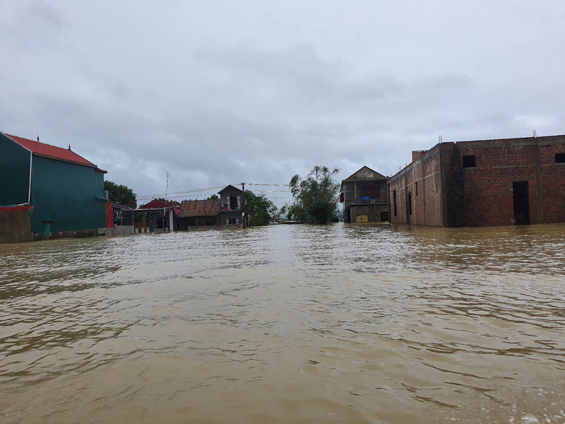 Nhiều nhà dân huyện Lệ Thủy ngập trong lũ