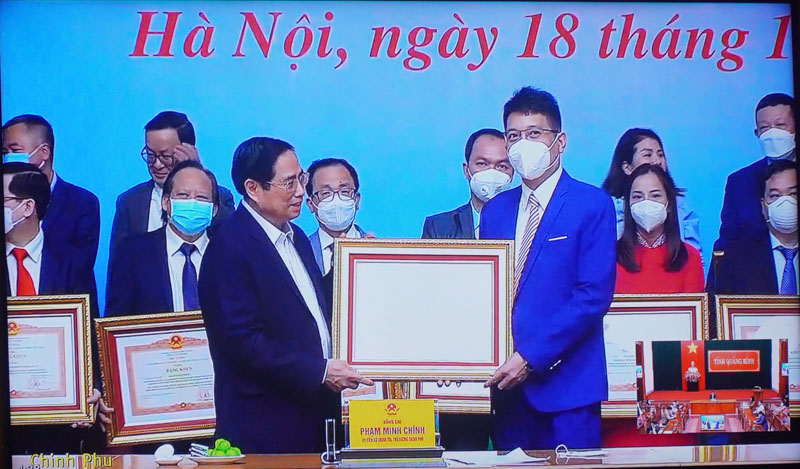 Thủ tướng Chính phủ Phạm Minh Chính trao tặng bằng khen cho các cá nhân tiêu biểu có thành tích xuất sắc trong công tác phòng chống dịch bệnh Covid-19. 