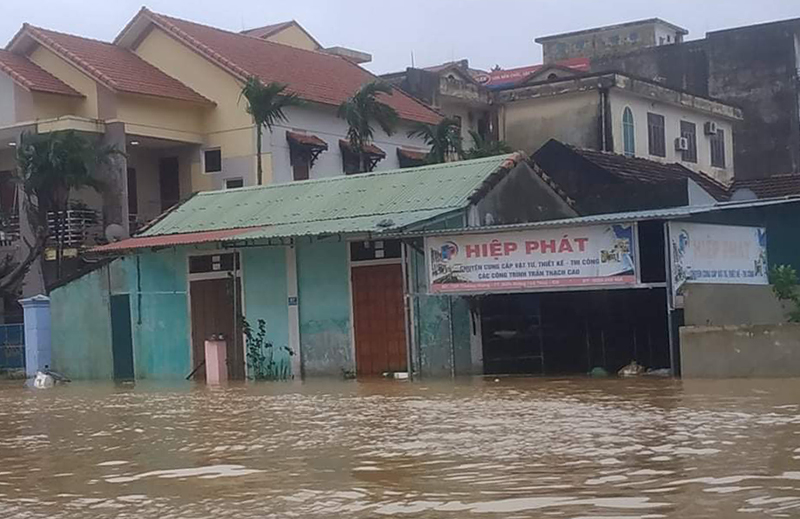 Nhà dân ở thôn Lộc An, xã Lộc Thủy (Lệ Thủy) bị ngập do mưa lũ.