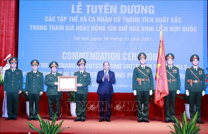Chủ tịch nước Nguyễn Xuân Phúc trao Huân chương Bảo vệ Tổ quốc hạng Nhì cho Cục Gìn giữ Hòa bình Việt Nam. (Ảnh: TTXVN)