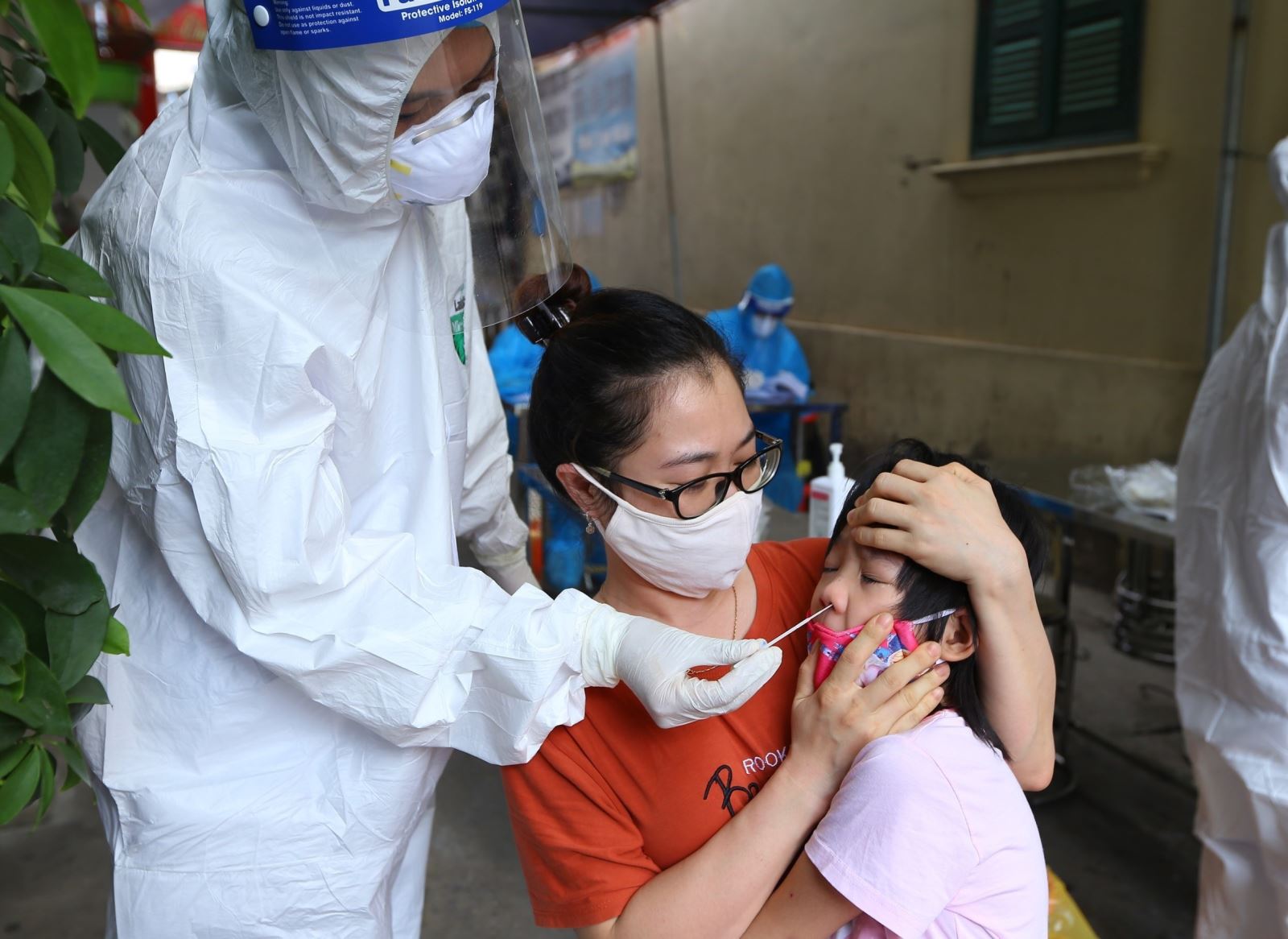  Lực lượng y tế huyện Đan Phượng (Hà Nội) lấy mẫu xét nghiệm cho trẻ em trong khu vực phong tỏa xã Tân Lập (ảnh chụp ngày 2-9-2021). Ảnh: Hoàng Hiếu/TTXVN.