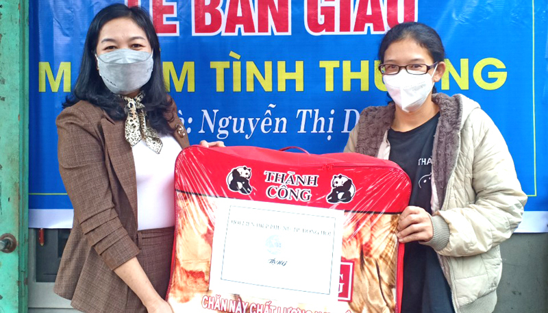 Đại diện Hội LHPN TP. Đồng Hới trao quà cho chị Nguyễn Thị Du tại lễ bàn giao “Mái ấm tình thương”.