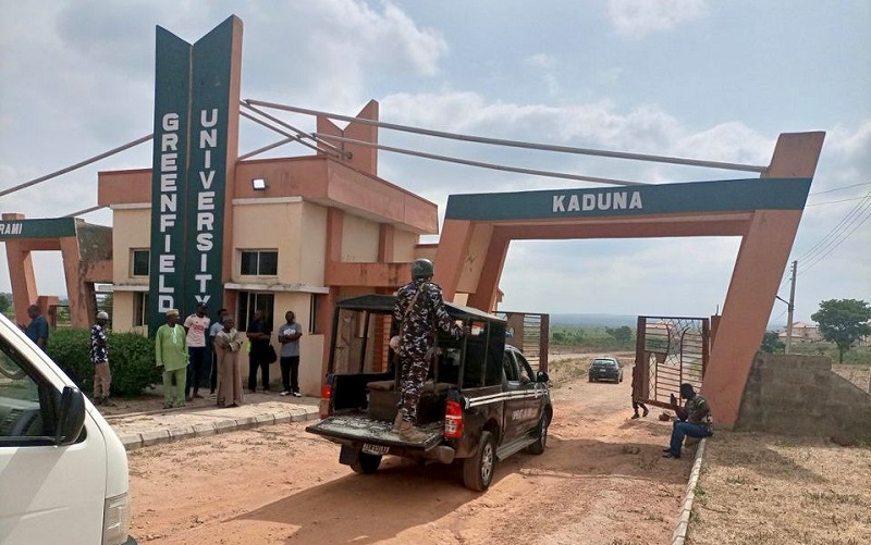  Lực lượng an ninh được điều đến Đại học Greenfield sau vụ các đối tượng vũ trang bắt cóc sinh viên ở Kaduna, Nigeria, ngày 21-4-2021. (Ảnh: Reuters)
