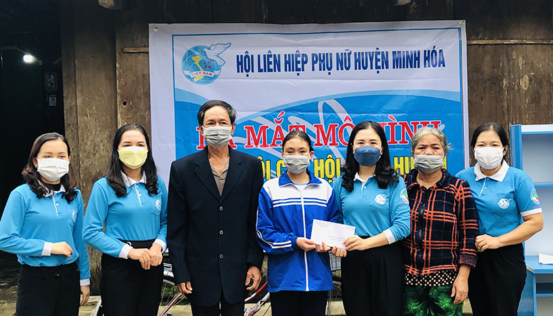 Hội LHPN huyện Minh Hóa trao tiền hỗ trợ tháng 10 cho em Hồ Thị Quỳnh Hương.