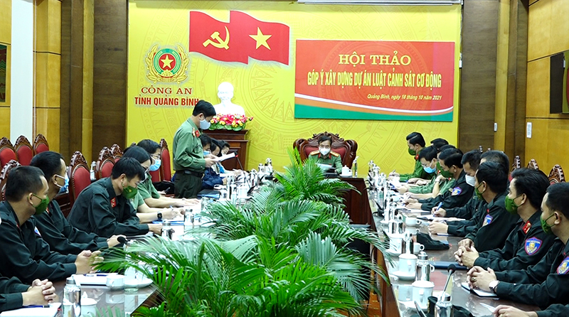Các đại biểu tham gia góp ý kiến tại hội thảo. 