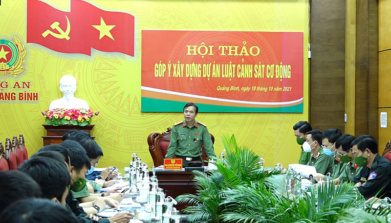 Đại tá Nguyễn Tiến Nam, Ủy viên Ban Thường vụ Tỉnh ủy, Giám đốc Công an tỉnh phát biểu tổng kết hội thảo