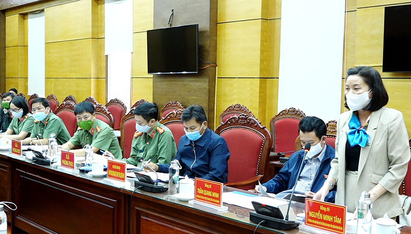 Bà Nguyễn Minh Tâm, Tỉnh ủy viên, Phó Trưởng đoàn chuyên trách Đoàn ĐBQH tỉnh ghi nhận các ý kiến góp ý tâm huyết, trách nhiệm, sát thực tiễn của các đại biểu.