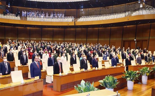 Lãnh đạo Đảng, Nhà nước và đại biểu Quốc hội thực hiện nghi thức chào cờ tại kỳ họp thứ nhất (Ảnh: Doãn Tấn/TTXVN)