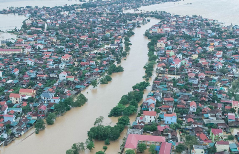 Nước đã rút nhưng nhiều tuyến đường tại huyện Lệ Thủy vẫn ngập khá sâu