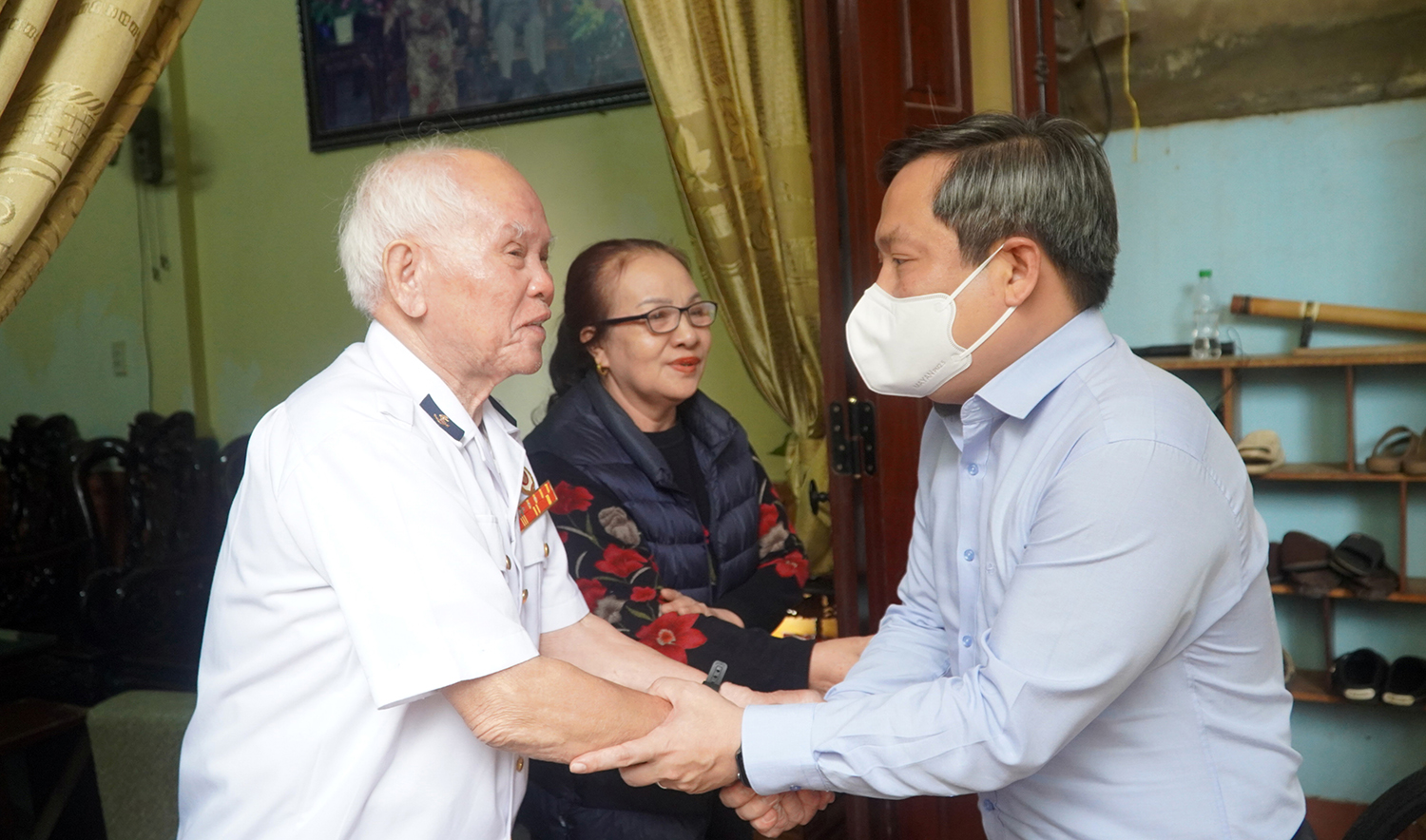 Đồng chí Bí thư Tỉnh ủy Vũ Đại Thắng thăm cựu chiến binh Trương Văn Can.