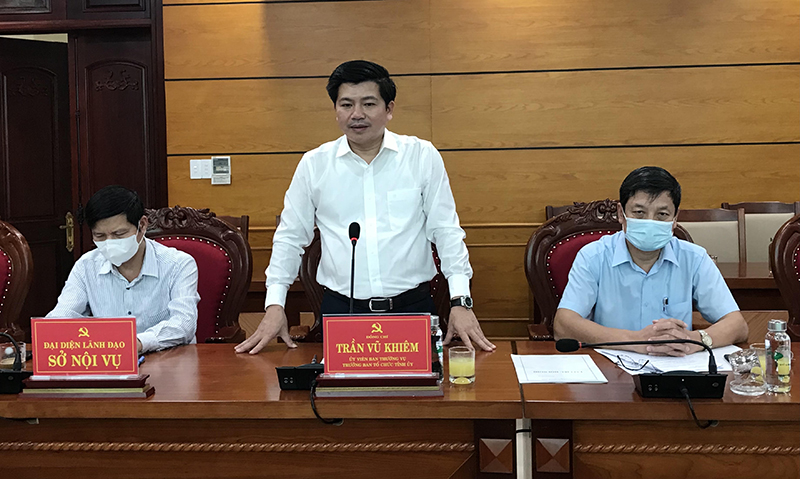 Đồng chí Trưởng ban Tổ chức Tỉnh ủy Trần Vũ Khiêm phát biểu kết luận buổi làm việc.