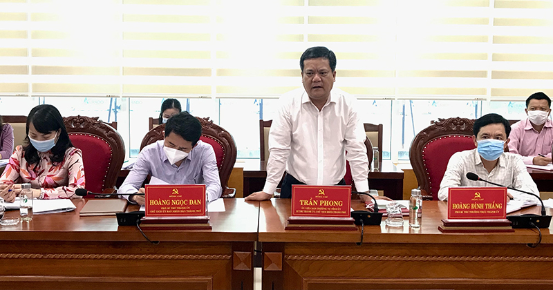 Đồng chí Bí thư Thành ủy Đồng Hới Trần Phong phát biểu tại buổi làm việc.