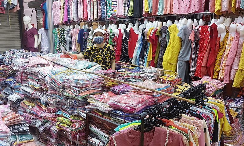 Hàng hóa tại nhiều ki-ốt quần áo thời trang ở các chợ có nguy cơ trở thành hàng tồn, hàng lỗi mốt.