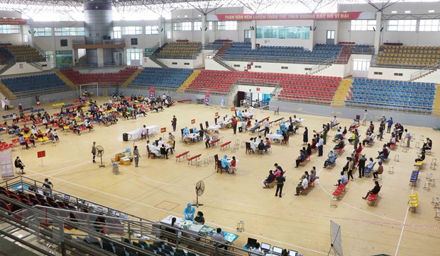 Toàn cảnh tiêm vaccine phòng COVID-19 cho người dân thành phố Việt Trì tại điểm tiêm Nhà thi đấu Thể dục thể thao tỉnh. (Ảnh: Trung Kiên/TTXVN)