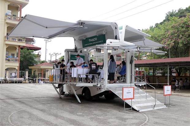  Trung tâm kiểm soát bệnh tật tỉnh Sơn La đã sử dụng xe tiêm vaccine lưu động để tiêm cho các sinh viên, lưu học sinh tại Trường Cao đẳng Y tế Sơn La. (Ảnh: Hữu Quyết/TTXVN)