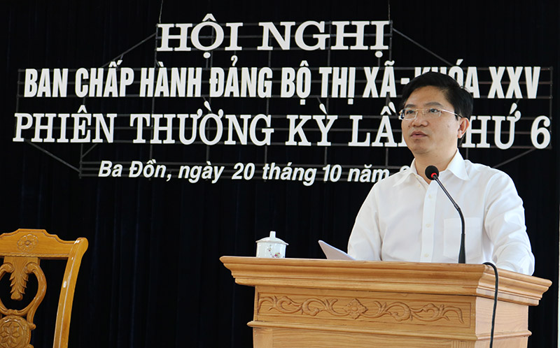 Đồng chí Trương An Ninh, Ủy viên Ban Thường vụ Tỉnh ủy, Bí thư Thị ủy Ba Đồn phát biểu tại hội nghị.
