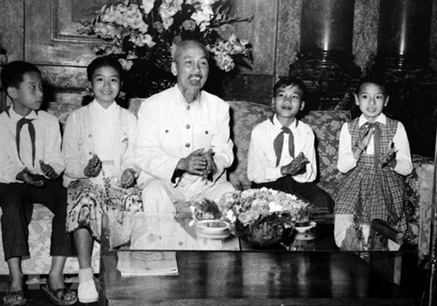 Chủ tịch Hồ Chí Minh với đại biểu thiếu nhi Thủ đô trong dịp đón mừng năm mới 1959 tại Phủ Chủ tịch. (Ảnh: Tư liệu/TTXVN phát)
