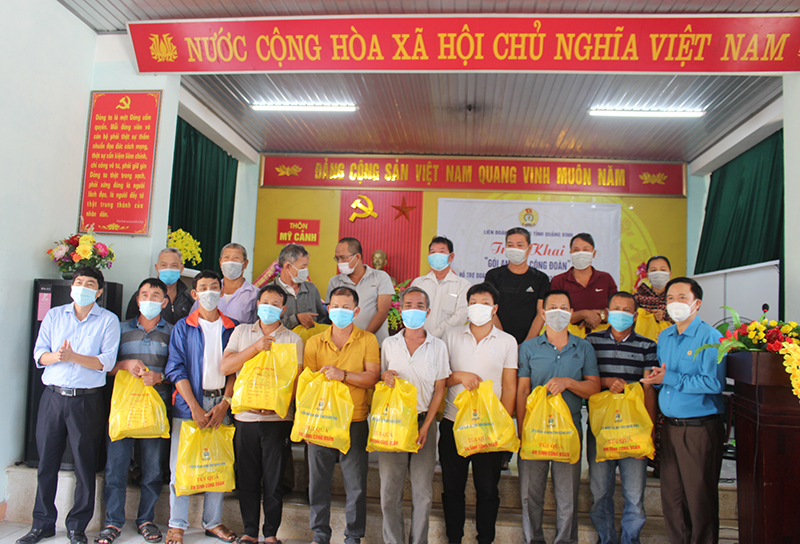Lãnh đạo LĐLĐ tỉnh và Sở Nông nghiệp-PTNT trao gói an sinh công đoàn cho đoàn viên nghiệp đoàn nghề cá xã Bảo Ninh (TP. Đồng Hới).