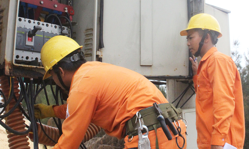 Công nhân PC Quảng Bình kiểm tra nguồn công tơ tổng cấp điện cho các hộ dân khu tái định cư.