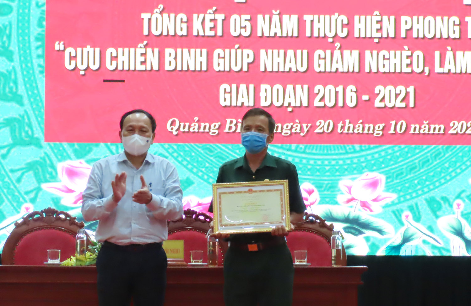 Đồng Chí Trần Hải Châu, Phó Bí thư Thường trực Tỉnh ủy, Chủ tịch HĐND trao tặng Bằng khen của Bộ Công an cho tập thể có thành tích xuất sắc.