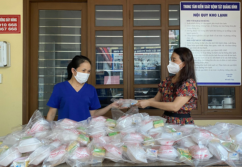 Ngoài việc trao tặng các trang thiết bị, Công ty TNHH Vật liệu Xây dựng Xi măng SCG Việt Nam còn trao tặng 1.500 suất ăn, bảo đảm chế độ dinh dưỡng đầy đủ cho nhân viên y tế tại địa phương.
