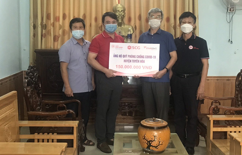  Đại diện công ty TNHH Vật liệu Xây dựng Xi măng SCG Việt Nam trao tặng 150 triệu đồng tiền mặt cho Ủy ban MTTQ huyện Tuyên Hoá nhằm hỗ trợ công tác phòng, chống dịch.