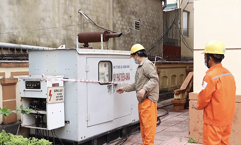 Công nhân PC Quảng Bình lắp đặt máy phát điện 40kVA dự phòng cấp điện tại trụ sở Văn phòng Đoàn Đại biểu Quốc hội tỉnh.