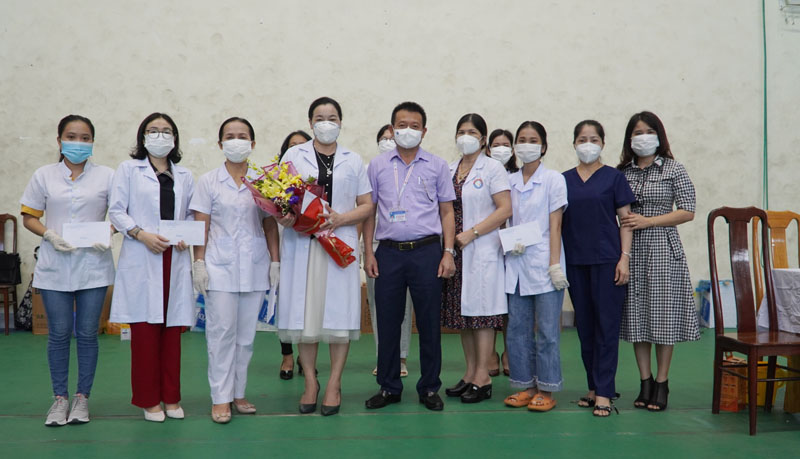 Lãnh đạo Trung tâm Kiểm soát bệnh tật tỉnh tặng hoa động viên đội ngũ nữ cán bộ, y bác sỹ tình nguyện nhân ngày 20-10. 