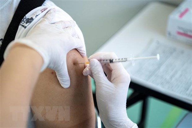 Nhân viên y tế tiêm vaccine phòng COVID-19 của hãng dược Moderna cho người dân Nhật Bản. (Ảnh: AFP/TTXVN)