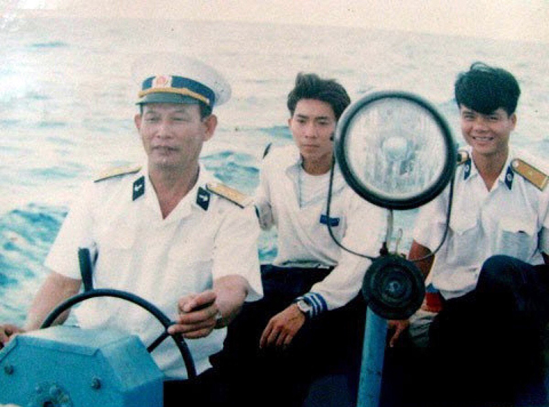 Đại tá Phạm Duy Tam (người cầm lái ca-nô) tại đảo Song Tử Tây, quần đảo Trường Sa những ngày sau năm 1975