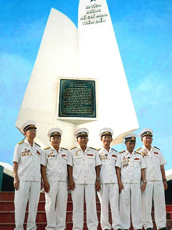 Các cựu binh Đoàn tàu không số tại bến K15, điểm xuất phát đường Hồ Chí Minh trên biển (đại tá Tam đứng thứ 3 từ phải sang) - Ảnh Báo HQND.