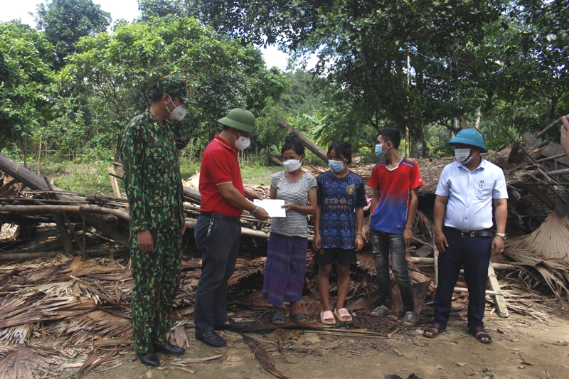 Thùng hàng gia đình được trao cho những hộ dân khó khăn bị thiệt hại trong đợt mưa lũ vừa qua.