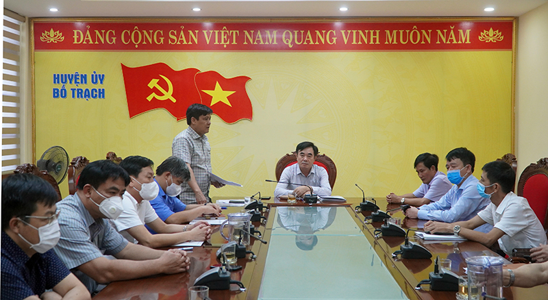 Đồng chí Lê Công Toán, Tỉnh ủy viên, Bí thư Huyện ủy Bố Trạch báo cáo tình hình công tác Nội chính, PCTN, CCTP 9 tháng năm 2021