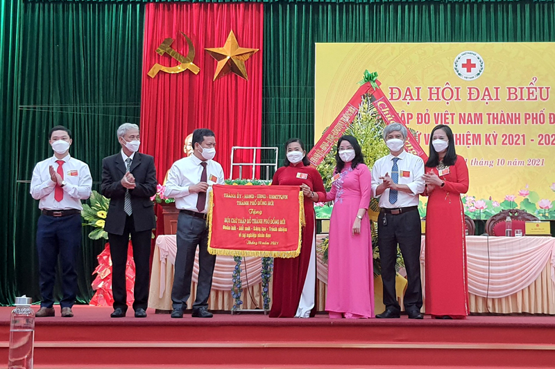 Bí thư Thành ủy Đồng Hới Trần Phong trao bức trướng tặng Hội CTĐ thành phố.