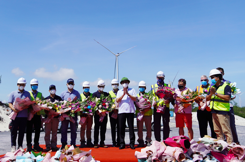 Đồng chí Chủ tịch UBND tỉnh Trần Thắng tặng hoa chúc mừng chủ đầu tư và các nhà thầu thực hiện dự án Cụm trang trại Điện gió B&T