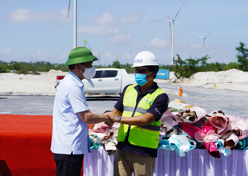 Đồng chí Chủ tịch UBND tỉnh Trần Thắng chúc mừng ông Nguyễn Nam Thắng, Tổng giám đốc Công ty cổ phần Điện gió B&T