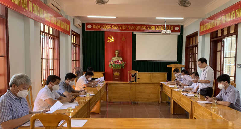  Lãnh đạo Sở Y tế và Trung tâm Chỉ huy phòng chống dịch Covid-19 huyện Minh Hóa trao đổi, thống nhất phương án chống dịch.
